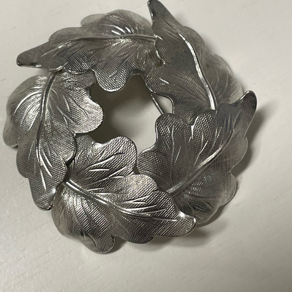 Vintage Sterling Domed Leaf wreath circle brooch pin